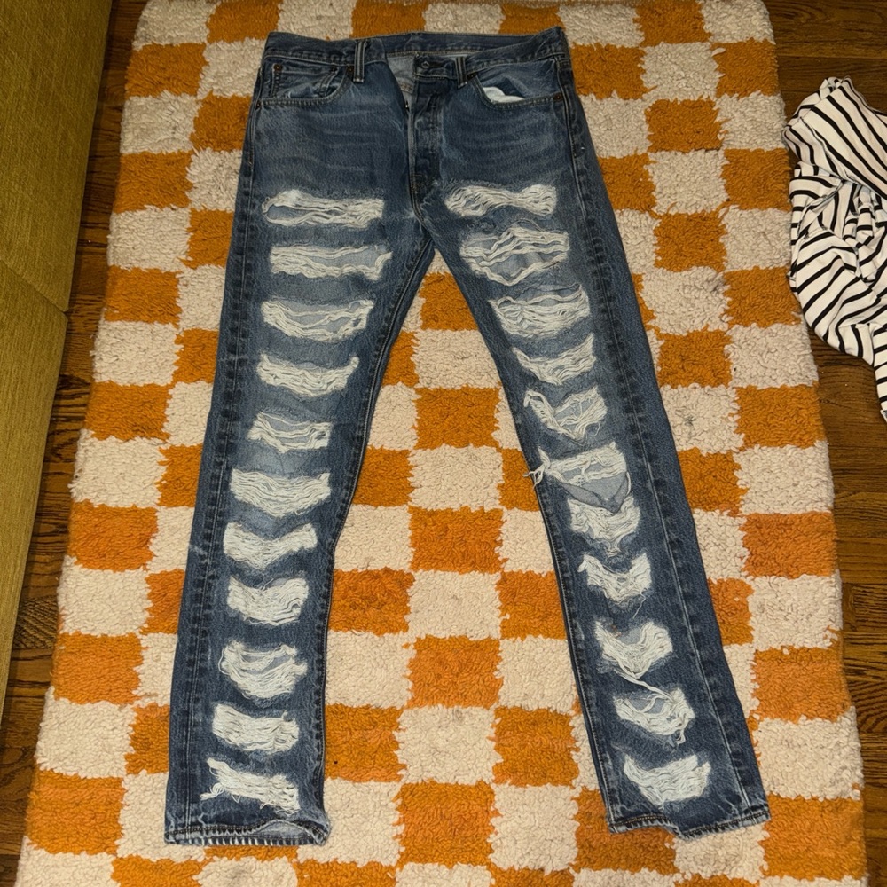 Distressed Levi Renewal Jeans! never worn! Size medium - Picture 4 of 7